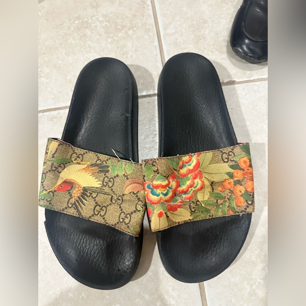 Gucci sandals BROKEN